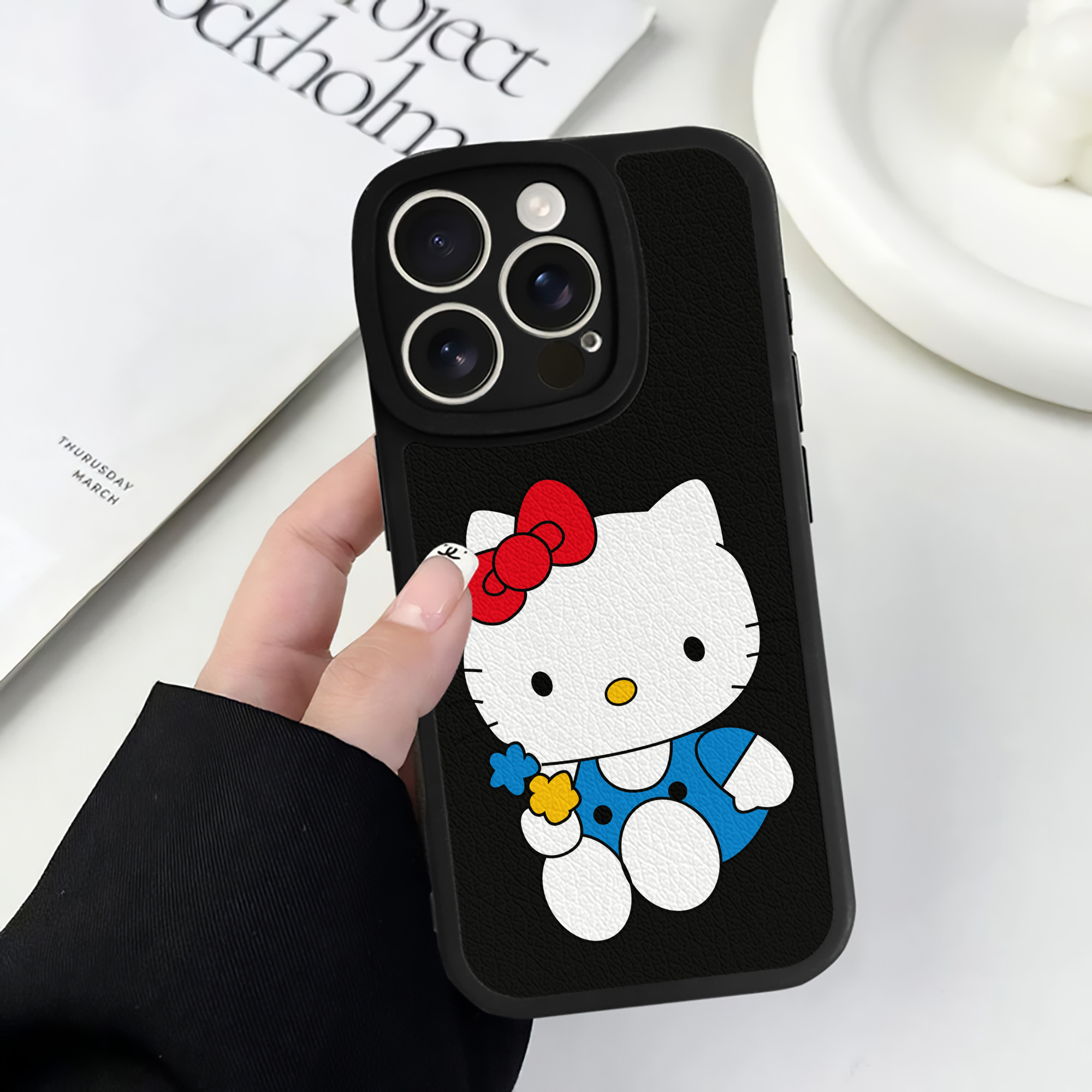 （画像用） Hello Kitty ハローキティ 【iPhone 16シリーズ対応】シリコンスマホケース（レザー調） 材質：シリコン